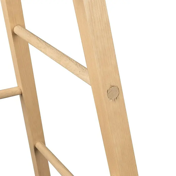 Windhager Rankhilfe Pyramide - L x B x H: 50 x 50 x 145 cm, Holz - Detailaufnahme einer Sprossenwand aus hellem Holz, die handwerkliche Verarbeitung und die natürliche Maserung des Materials hervorhebt.