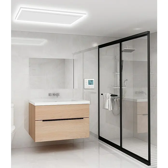Jollytherm Infrarotheizkörper - B x H: 63 x 65 cm, 400 W, Weiß - Ein helles Badezimmer mit einer modernen Deckenleuchte, einem Waschtisch und einer Duschkabine. Die Leuchte sorgt für angenehmes Licht.