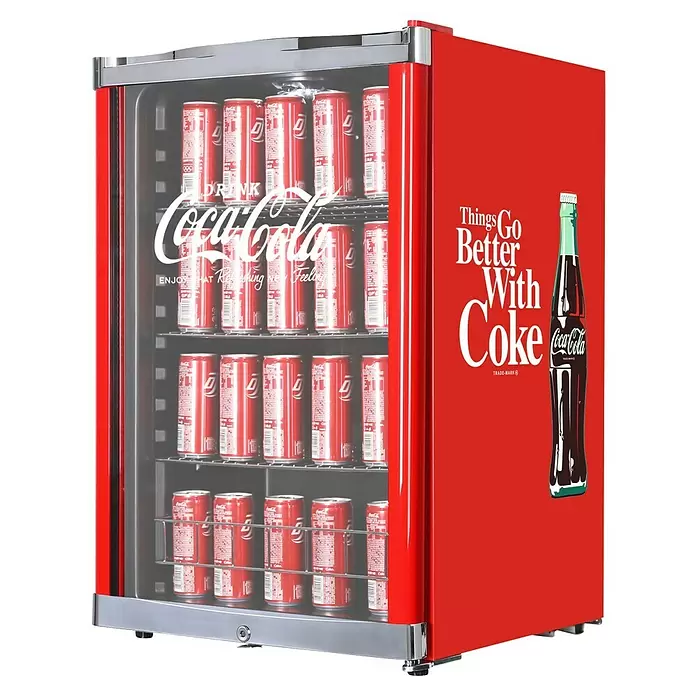 Cubes Kühlschrank High Cube - Nutzinhalt Kühlen: 115 l, L x B x H: 54,8 x 54 x 84,5 cm, Rot/Schwarz - Roter Coca-Cola Mini-Kühlschrank mit Glastür, silbernen Akzenten und "Things Go Better With Coke" Aufschrift, gefüllt mit Cola-Dosen.