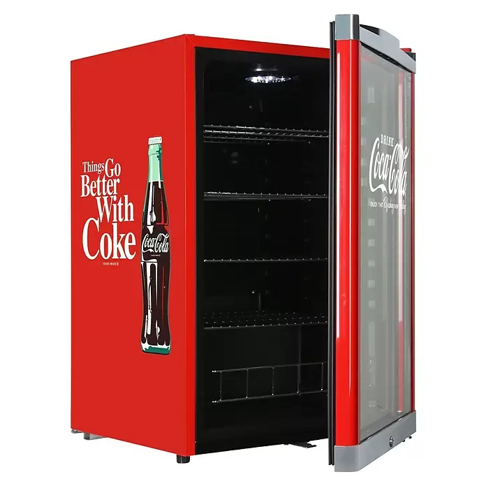 Cubes Kühlschrank High Cube - Nutzinhalt Kühlen: 115 l, L x B x H: 54,8 x 54 x 84,5 cm, Rot/Schwarz - Roter Coca-Cola Minikühlschrank mit offener Glastür, der interne Metallregale zeigt. Mit Vintage Coca-Cola Flaschendesign und Slogan.