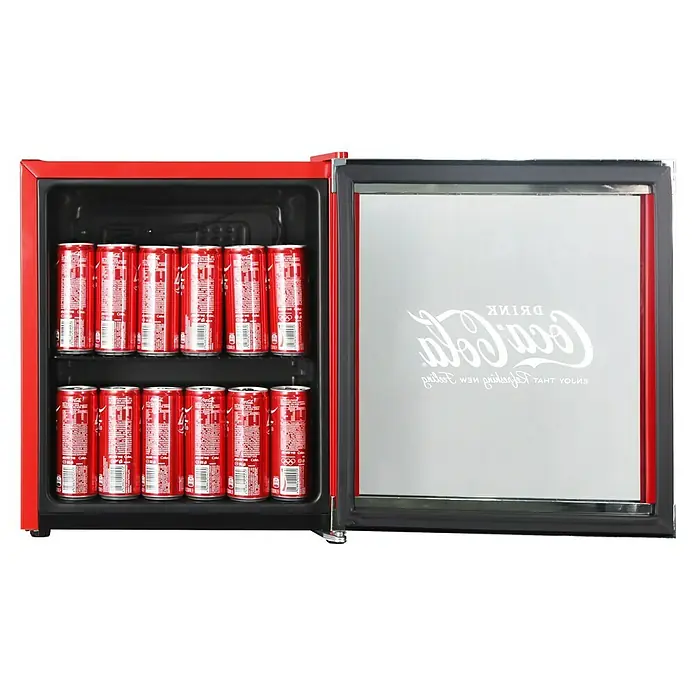 Cubes Vollraumkühlschrank Cool Cube - Nutzinhalt Kühlen: 48 l, 47,5 x 43 x 51 cm, Rot/Schwarz - Ein roter Coca-Cola-Kühlschrank gefüllt mit Dosen. Das Coca-Cola-Logo ist auf der Tür zu sehen, ein echter Hingucker für jeden Raum.