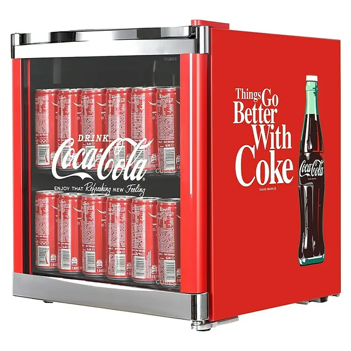 Cubes Kühlschrank Cool Cube - Nutzinhalt Kühlen: 48 l, L x B x H: 47,5 x 43 x 51 cm, Rot/Schwarz - Ein roter Coca-Cola-Minikühlschrank gefüllt mit Coke-Dosen, mit dem Slogan "Things Go Better With Coke" und einer Coke-Flasche auf der Seite.