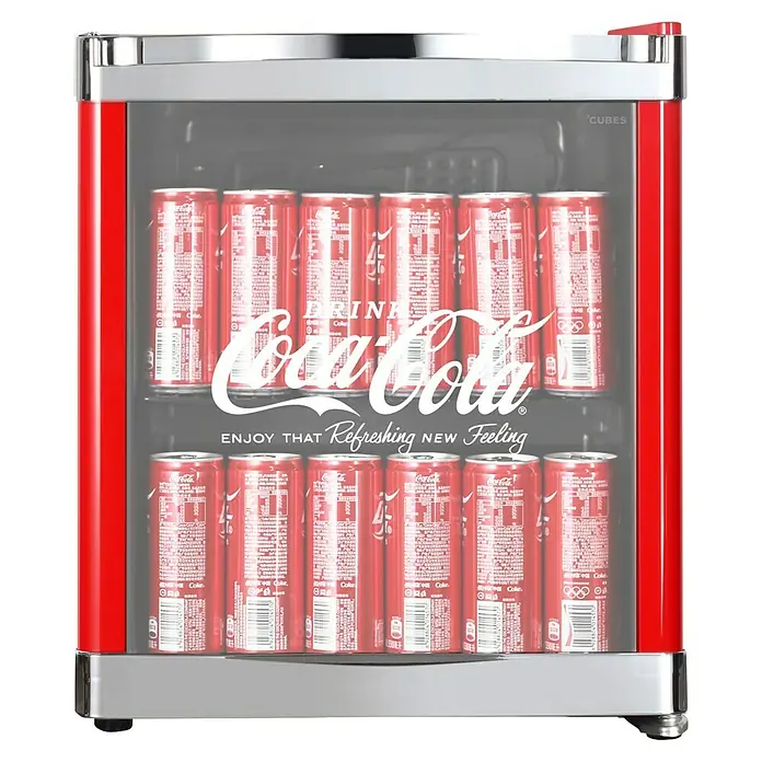 Cubes Vollraumkühlschrank Cool Cube - Nutzinhalt Kühlen: 48 l, 47,5 x 43 x 51 cm, Rot/Schwarz - Ein roter Mini-Kühlschrank mit Coca-Cola-Dosen hinter einer Glastür, ideal für Erfrischungen.