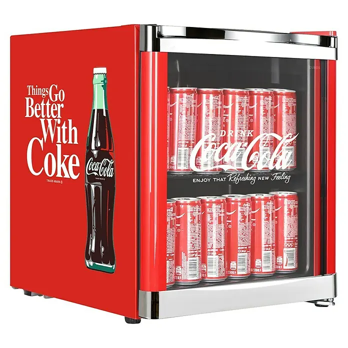 Cubes Vollraumkühlschrank Cool Cube - Nutzinhalt Kühlen: 48 l, 47,5 x 43 x 51 cm, Rot/Schwarz - Ein roter Coca-Cola Kühlschrank mit klassischen Logos und gefüllt mit Dosen, ideal für Liebhaber des Kultgetränks.