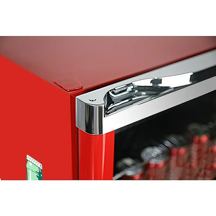 Cubes Kühlschrank High Cube - Nutzinhalt Kühlen: 115 l, L x B x H: 54,8 x 54 x 84,5 cm, Rot/Schwarz - Detailaufnahme eines roten Getränkekühlers mit Chromakzenten, der ein modernes und stilvolles Design für die Getränkelagerung zeigt.