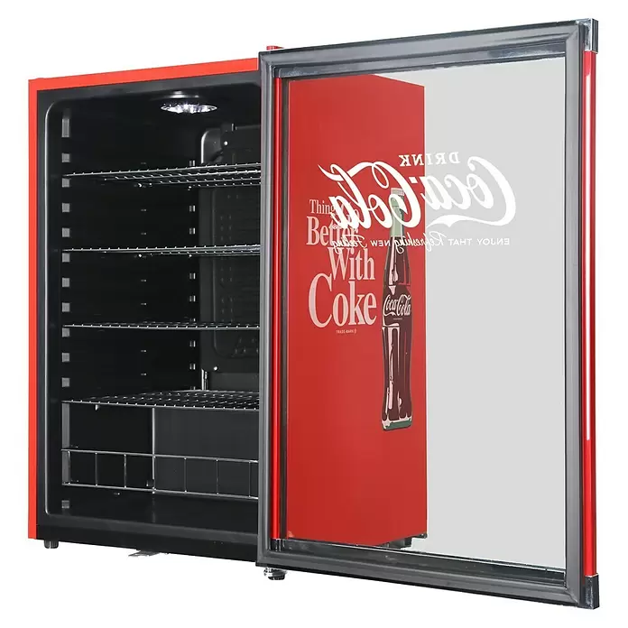 Cubes Kühlschrank High Cube - Nutzinhalt Kühlen: 115 l, L x B x H: 54,8 x 54 x 84,5 cm, Rot/Schwarz - Roter Coca-Cola Minikühlschrank mit geöffneter Glastür, die Regale im Inneren zeigt.