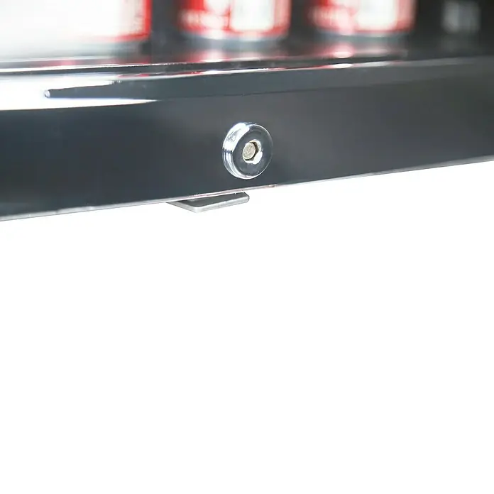 Cubes Kühlschrank High Cube - Nutzinhalt Kühlen: 115 l, L x B x H: 54,8 x 54 x 84,5 cm, Rot/Schwarz - Detailansicht eines Kühlschrankschlosses, das für Sicherheit sorgt und den Inhalt frisch hält. Praktisches Design für zuverlässigen Schutz.