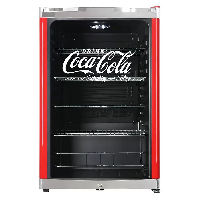 Cubes Kühlschrank High Cube - Nutzinhalt Kühlen: 115 l, L x B x H: 54,8 x 54 x 84,5 cm, Rot/Schwarz - Rot-silberner Coca-Cola Mini-Kühlschrank mit Glastür, Innenbeleuchtung und Chromregalen.