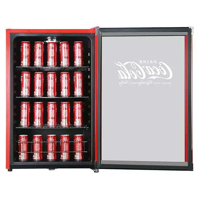 Cubes Kühlschrank High Cube - Nutzinhalt Kühlen: 115 l, L x B x H: 54,8 x 54 x 84,5 cm, Rot/Schwarz - Roter Coca-Cola Mini-Kühlschrank mit offener Glastür, die ein spiegelverkehrtes Coca-Cola Logo zeigt und mit roten Coca-Cola Dosen gefüllt ist.