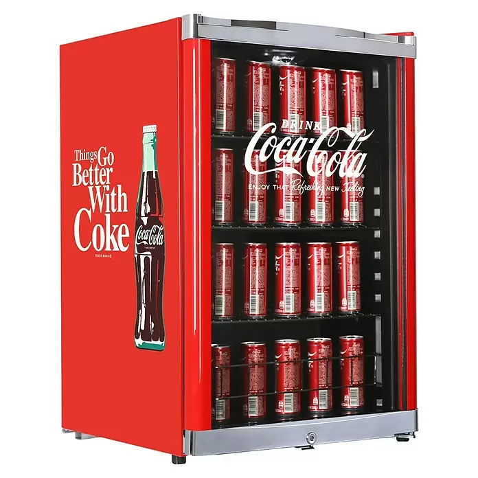 Cubes Kühlschrank High Cube - Nutzinhalt Kühlen: 115 l, L x B x H: 54,8 x 54 x 84,5 cm, Rot/Schwarz - Roter Coca-Cola Minikühlschrank mit Glastür, gefüllt mit Cola-Dosen und klassischem Branding an der Seite.