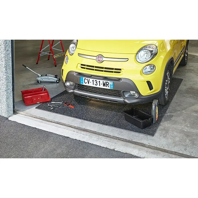 Mottez Estera antideslizante ensamblable B516VPRO - Negro, L x An: 62 x 62 cm - Alfombra de taller bajo un coche amarillo con herramientas y bandeja de aceite, ideal para aficionados al bricolaje.