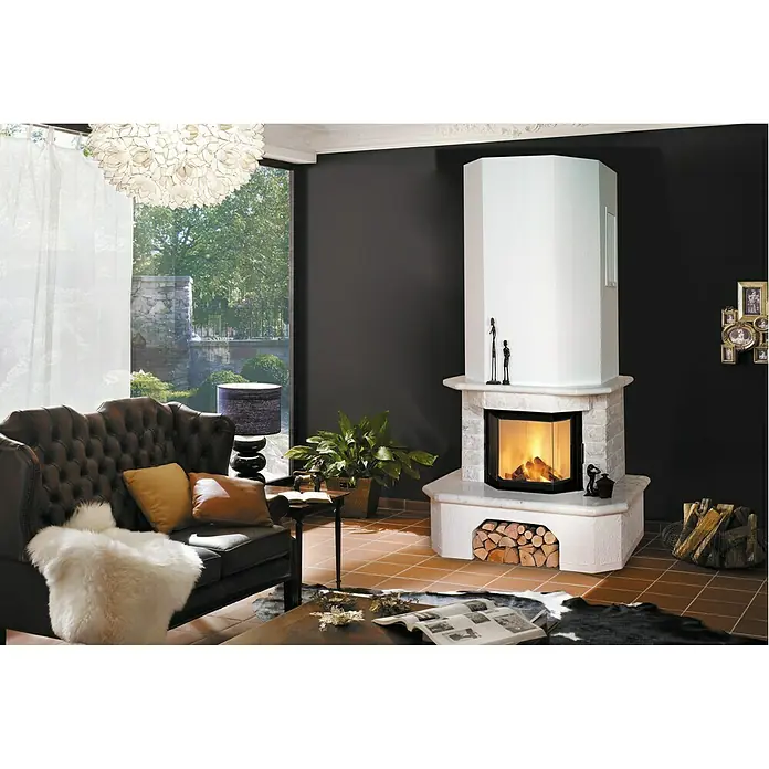 Hark Kaminbausatz Aspen - 8 kW, Raumheizvermögen: 220 m³, Farbe Stein: Naturweiß - Das Bild zeigt einen stilvollen Kamin mit Holzscheiten in einem eleganten Wohnzimmer.