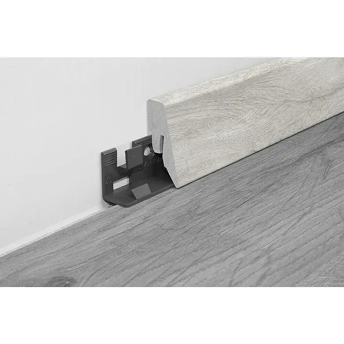 LOGOCLIC Sockelleiste Sockelleiste K40 C Eiche Steen - L x B x H: 260 x 19 x 40 mm, MDF, Eiche Steen - Detailaufnahme einer modernen Fußleiste mit Clip-System, die eine einfache Installation ermöglicht und ein sauberes Finish bietet.
