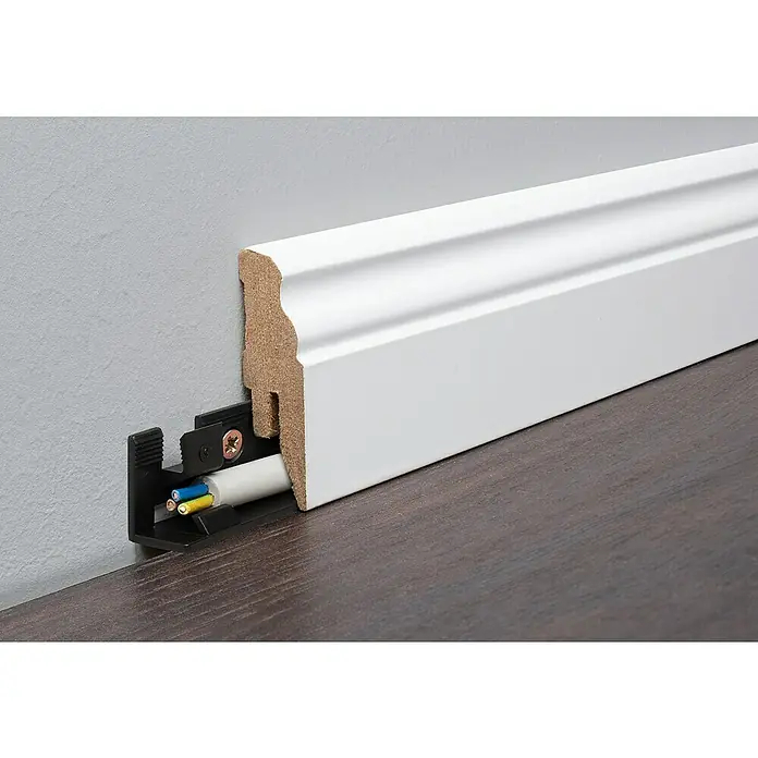 LOGOCLIC Sockelleiste Weiß - 260 cm x 17 mm x 58 mm, MDF, Weiß, Beschichtet - Nahaufnahme einer weißen Sockelleiste mit Kabelkanal und darin verlegten Kabeln an einer Wand.
