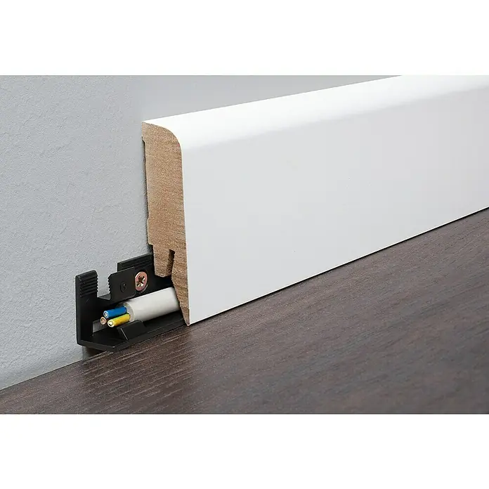 LOGOCLIC Sockelleiste Weiß - 260 cm x 17 mm x 70 mm, MDF, Weiß, Einseitig gerundet - Sockelleiste mit integriertem Kabelkanal zur eleganten Verlegung von Kabeln. Die weiße Leiste fügt sich nahtlos in jeden Raum ein.