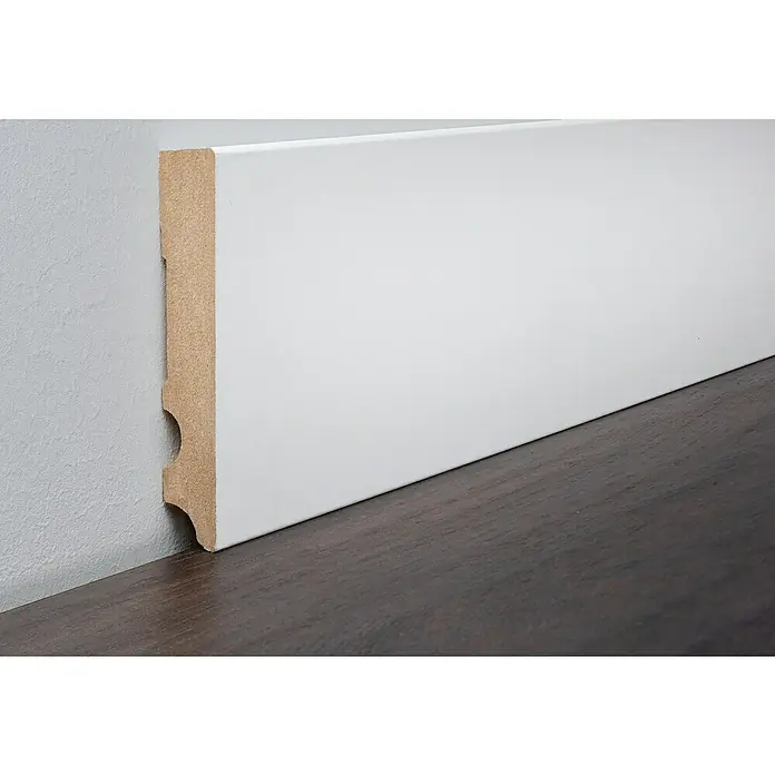 LOGOCLIC Sockelleiste Weiß - 260 cm x 17 mm x 100 mm, MDF, Weiß, Gerade - Nahaufnahme einer weißen Fußleiste, die an einer Wand und einem dunklen Holzboden befestigt ist.