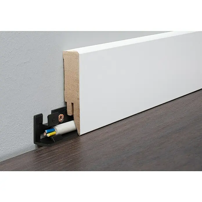 LOGOCLIC Sockelleiste Weiß260 cm x 17 mm x 70 mm, MDF, Weiß, Eckig - Nahaufnahme einer weißen Sockelleiste mit Kabelführungssystem, ideal für moderne Innenräume und einfache Kabelorganisation.