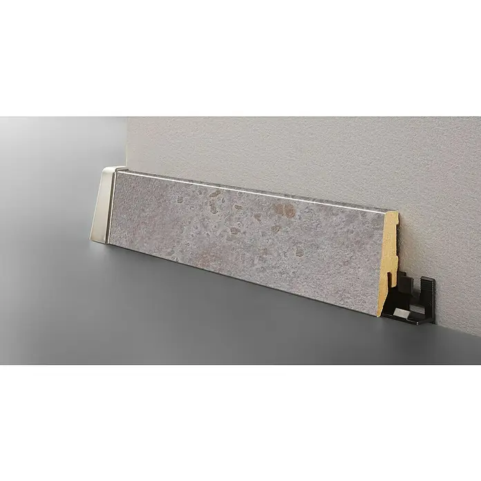 LOGOCLIC Sockelleiste K58 Albus - L x B x H: 260 x 18 x 58 mm, MDF - Sockelleiste in Steinoptik mit silberner Endkappe, die eine elegante und moderne Note verleiht, ideal für stilvolle Bodenabschlüsse.