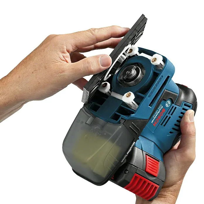 Bosch Professional AMPShare 18V Akku-Schwingschleifer GSS 18V-10 L-Boxx - 18 V, Ohne Akku, Leerlaufschwingzahl: 11.000 U/min - 22.000 U/min - Der Bosch Professional GSS 18V-10 Akku-Exzenterschleifer in Aktion, der von Hand bedient wird. Das blaue Werkzeug ist kompakt und vielseitig.