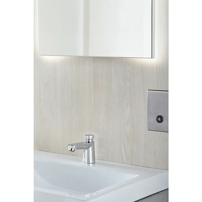 Grohe Euroeco CT Kaltwasser-Standventil - Chrom, Glänzend - Nahaufnahme eines modernen Badezimmers mit einem stilvollen Waschbecken, Armatur und einem beleuchteten Spiegel.
