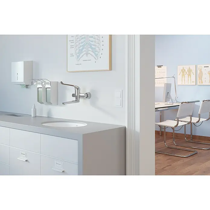 Grohe Euroeco Special Waschtischarmatur - Wandmontage, Chrom, Glänzend, Ausladung Armatur: 256 mm, Ohne Zugstange - Ein Waschbecken mit Seifenspender und Papiertuchspender in einer Arztpraxis, das für Hygiene und Sauberkeit sorgt.