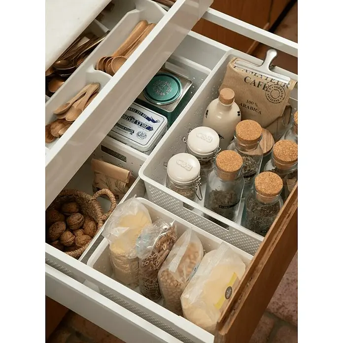 Tatay Bohol Organizador A4 - L x An x Al: 26,5 x 35 x 5,5 cm, Blanco sky - Cajón de cocina con alimentos como frutos secos, arroz, pasta, hierbas y café, cuidadosamente guardados en recipientes y cestas.