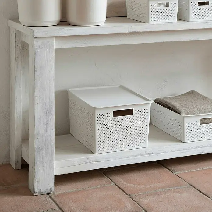 Tatay Bohol Cesta para baño - L x An x Al: 39 x 39 x 21,5 cm, Blanco sky - Cesta de almacenamiento blanca perforada con tapa en un estante blanco. Versátil, ligera y perfecta para la organización en toda la casa.