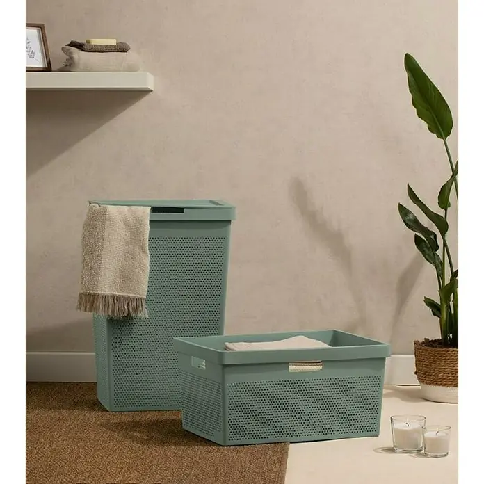 Tatay Bohol Cesta para la ropa - L x An x Al: 42,5 x 35,5 x 62 cm, Verde Sage - La imagen muestra un cesto de lavandería verde con tapa, junto con una caja de almacenamiento a juego. Ambos son de plástico con un diseño perforado.