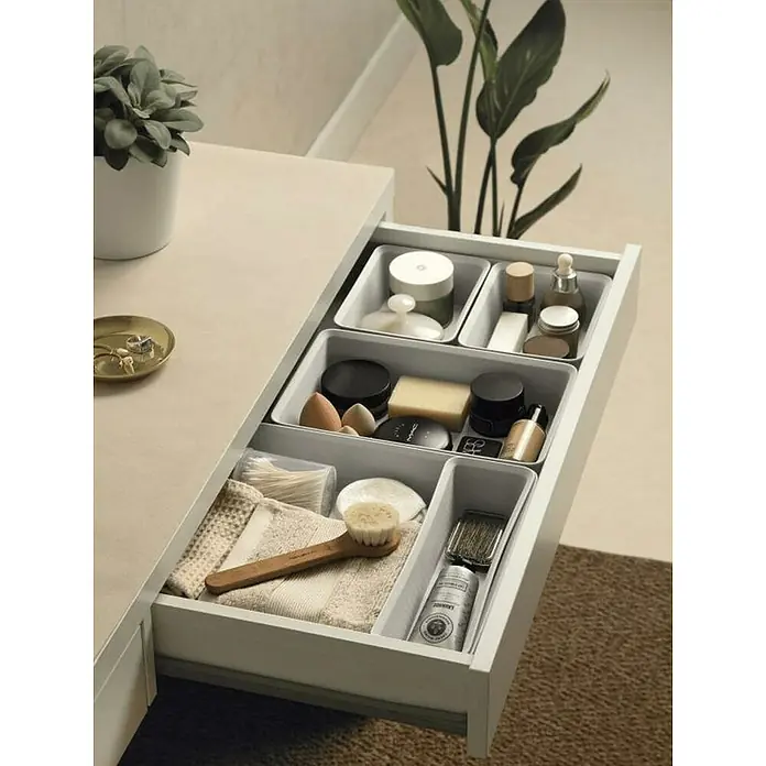 Tatay Bohol Organizador A4 - L x An x Al: 26,5 x 35 x 5,5 cm, Blanco sky - Cajón abierto con artículos de maquillaje ordenados en compartimentos blancos. Un organizador elegante para el uso diario.