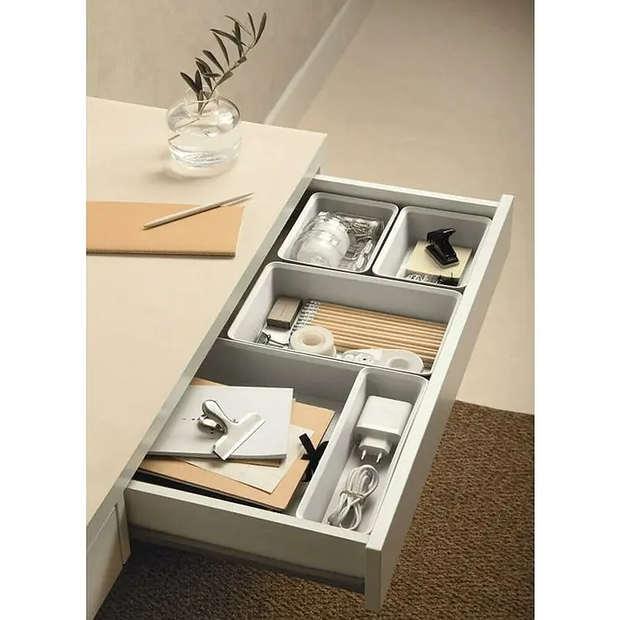 Tatay Bohol Organizador A4 - L x An x Al: 26,5 x 35 x 5,5 cm, Blanco sky - Un cajón de escritorio abierto muestra material de oficina, como bolígrafos, bloc de notas, cargador y clips, bien organizados.