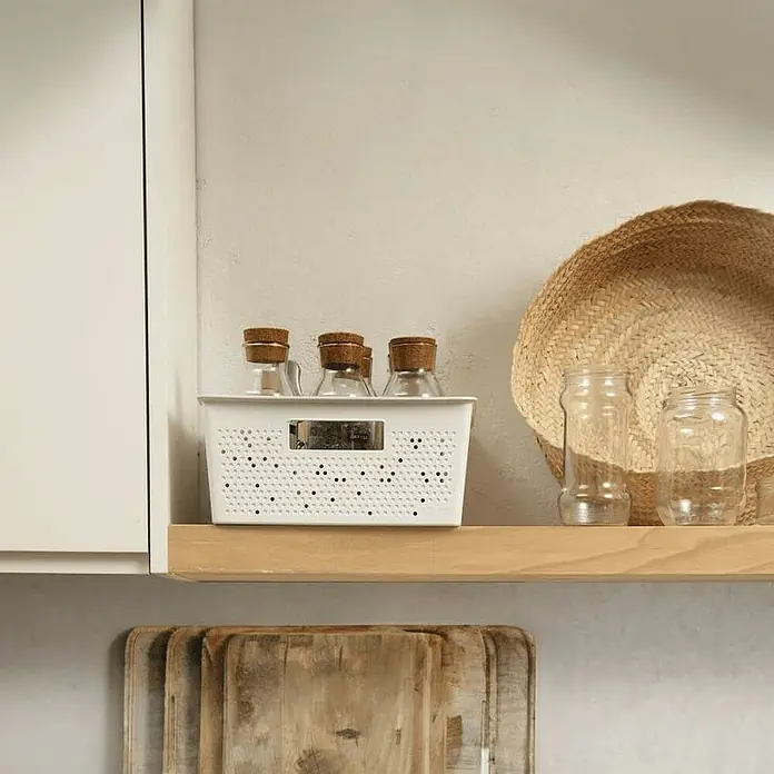 Tatay Bohol Cesta para baño - L x An x Al: 39 x 39 x 13,5 cm, Blanco sky - Una cesta blanca con botes de especias con corcho, junto a tarros de albañil y un sombrero de paja, en un estante de madera.