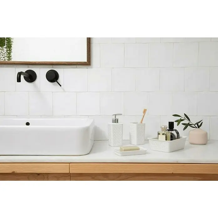 Tatay Bohol Dispensador de jabón - L x An x Al: 7 x 65 x 16 cm, Plástico, Blanco sky - Un tocador de baño con un lavabo blanco rectangular, un juego de dispensador de jabón y una bandeja de almacenamiento sobre una superficie de madera clara.