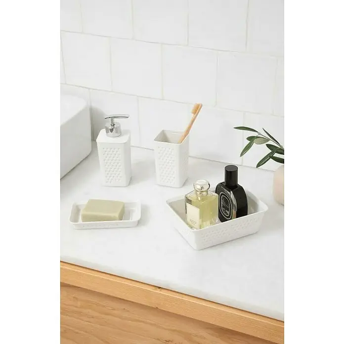 Tatay Bohol Dispensador de jabón - L x An x Al: 7 x 65 x 16 cm, Plástico, Blanco sky - Accesorios de baño de plástico blanco con jabón, loción, cepillos de dientes y perfume sobre una superficie clara.