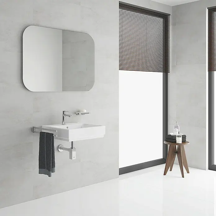 Grohe Lineare Waschtischarmatur XS-Size - Push-Open-Ablaufventil, Chrom, Glänzend - Modernes Badezimmer mit einem stilvollen Waschbecken, einem Spiegel und dunklen Jalousien für ein elegantes Ambiente.