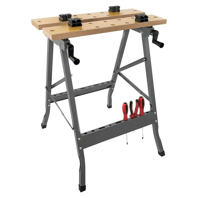 Werkbank Klappbar - L x B: 63,5 x 60,6 cm, Arbeitshöhe: 76 cm, Belastbarkeit: 150 kg - Werkbank mit grauen Beinen und einer Holzplatte mit Löchern und schwarzen Werkzeughalterungen.