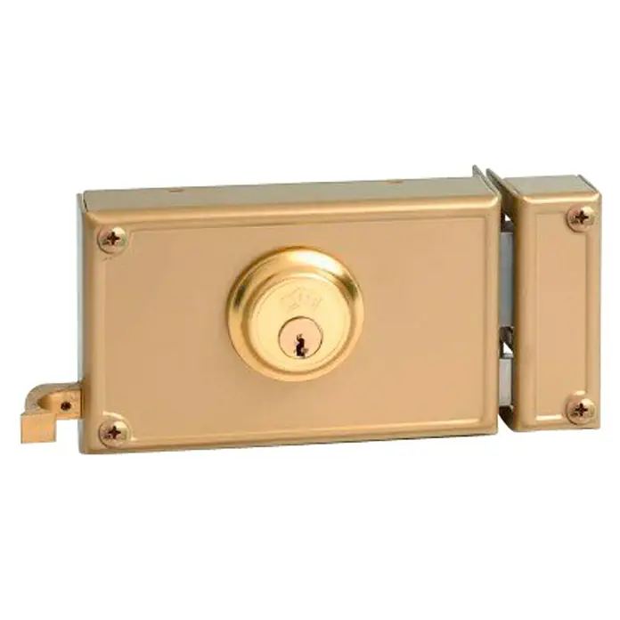 JiS Cerradura con cerrojo 12-14 - Tipo de bloqueo: Cerradura de bombín, DIN-derecha, Puerta exterior - Primer plano de una cerradura de caja dorada con ojo de cerradura y tornillos en las esquinas, segura y robusta para la seguridad del hogar.