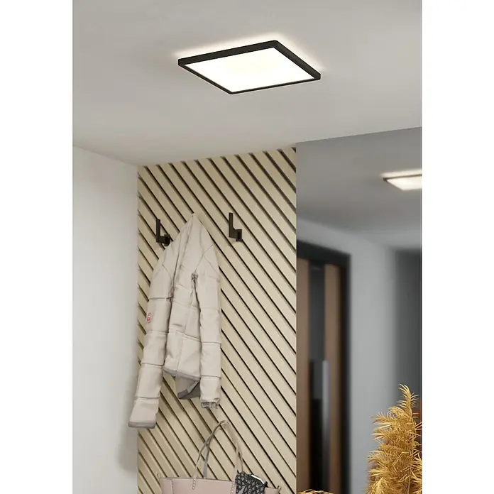 Eglo LED-Deckenleuchte Minerario - 16,4 W, L x B x H: 29 x 29 x 3 cm, Schwarz, Warmweiß - Quadratische Deckenleuchte mit schwarzem Rahmen, die ein modernes Ambiente in diesem Flur erzeugt.