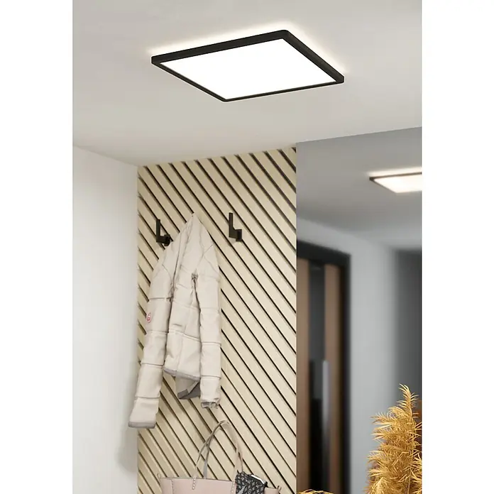 Eglo LED-Deckenleuchte Minerario - 20,2 W, L x B x H: 39 x 39 x 3 cm, Schwarz, Warmweiß - Eine quadratische Deckenleuchte mit schwarzem Rahmen und hellem, diffusem Licht in einem Flur.