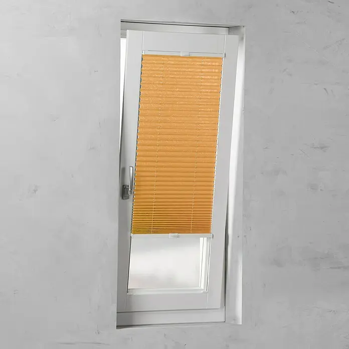 Expo Ambiente Plissee - B x H: 80 x 130 cm, Orange - Das Bild zeigt ein geöffnetes Fenster mit einem orangefarbenen Plissee-Rollo, das teilweise heruntergelassen ist und einen Teil des Fensters bedeckt.