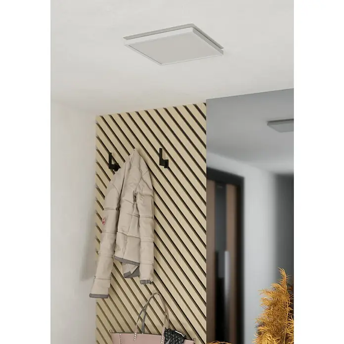 Eglo LED-Deckenleuchte Minerario - 16,4 W, L x B x H: 29 x 29 x 3 cm, Weiß, Warmweiß - Das Bild zeigt eine moderne Deckenleuchte, die in einem Flur oder Eingangsbereich installiert ist und eine helle, gleichmäßige Ausleuchtung bietet.