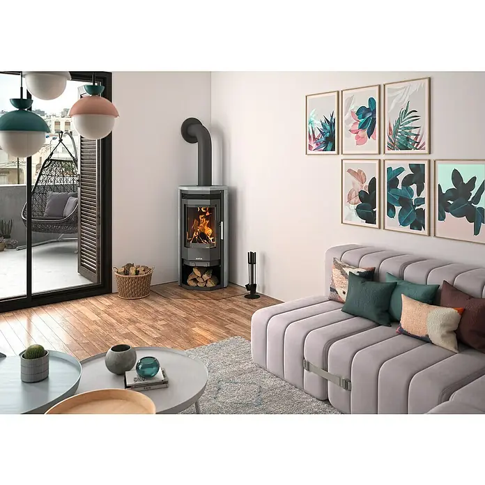 Justus Kaminofen Usedom 5 II - 5,5 kW, Raumheizvermögen: 88 m³, Material Verkleidung: Speckstein, Gussgrau/Speckstein - Gemütliches Wohnzimmer mit einem modernen Kaminofen von Justus, der Wärme und Stil in den Raum bringt. Die Einrichtung ist stilvoll und einladend.