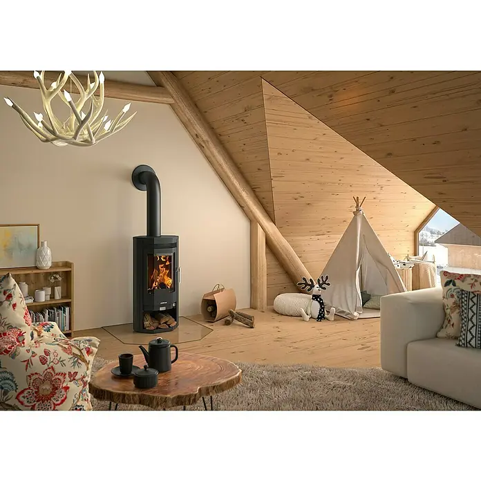 Justus Kaminofen Usedom 5 D - 5,5 kW, Raumheizvermögen: 88 m³, Material Verkleidung: Stahl, Schwarz - Gemütliches Wohnzimmer mit einem modernen Kaminofen, der Wärme und Behaglichkeit ausstrahlt. Die Einrichtung umfasst ein Sofa und einen Couchtisch.