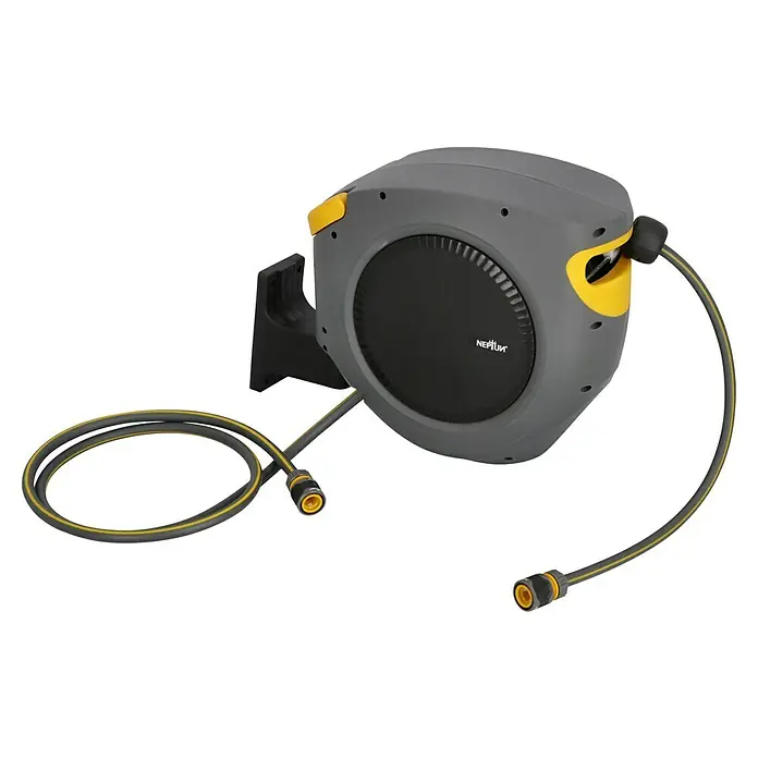 Neptun Wand-Schlauchbox - Schlauchlänge: 20 m, 180 ° schwenkbar - Automatische Schlauchaufroller für den Garten. Das Gerät ist grau, mit gelben Akzenten und verfügt über einen schwarzen zentralen Teil.
