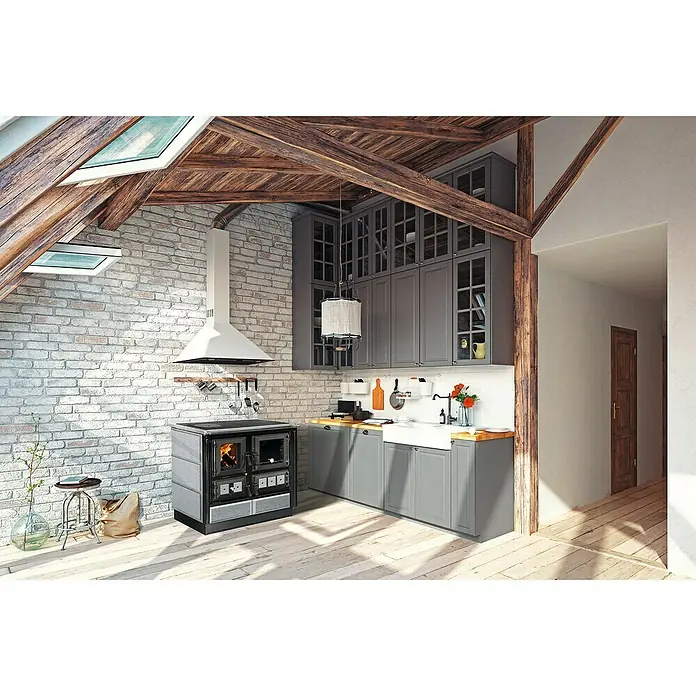 Justus Küchenherd Rustico 90 2.0 - 7 kW, Raumheizvermögen: 144 m³, Schwarz/Speckstein - Küchenszene mit stilvollem Herd, grauen Schränken und Dachfenstern, die eine gemütliche Atmosphäre schaffen. Der Herd ist der Mittelpunkt des Raumes.