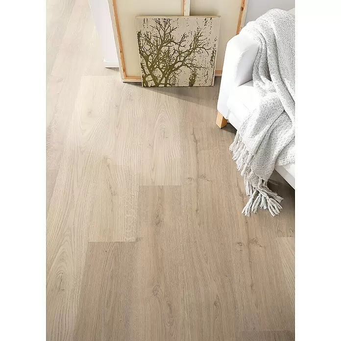 Decolife Designboden Freestyle Access Hardy Oak - 1.220 x 185 x 8,5 mm, Landhausdiele, Hardy Oak - Heller beiger Holz-Optik Bodenbelag mit feiner Maserung, in einem modernen Wohnraum.