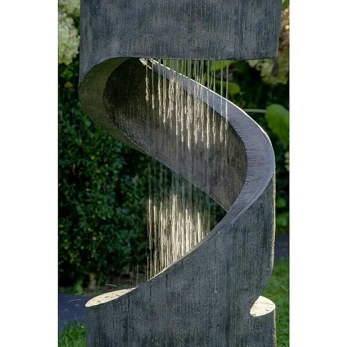 Dobar Gartenbrunnen - 31,5 x 31,5 x 79,5 cm, Kunststoff, Grau - Nahaufnahme eines spiralförmigen Wasserbrunnens aus Stein, bei dem das Wasser elegant herunterfließt und eine beruhigende Atmosphäre schafft.