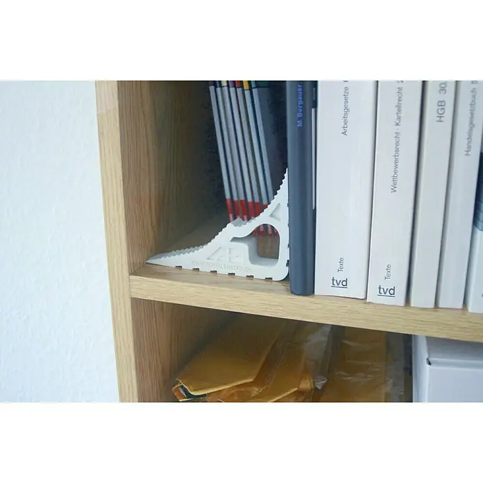 Schellenberg Tür- & Fensterstopper - Weiß - Bücherregal mit einem weißen Regalbodenstütze aus Kunststoff, die die Bücher an ihrem Platz hält.