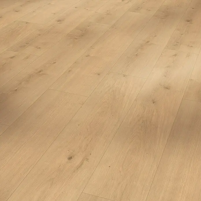 Parador Designbodenmuster Modular ONE Eiche Milano Natur - 200 x 194 x 8 mm, Landhausdiele - Nahaufnahme von Laminatboden in einem warmen Holzton, der eine natürliche und moderne Ästhetik vermittelt. Perfekt für stilvolle Wohnräume.