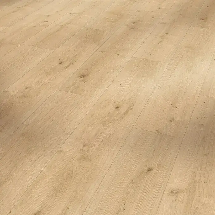 Parador Designbodenmuster Modular ONE Eiche Verona - 200 x 194 x 8 mm, Landhausdiele - Nahaufnahme eines hellen Laminatbodens mit Holzstruktur, der eine warme und einladende Atmosphäre schafft. Perfekt für moderne Wohnräume.