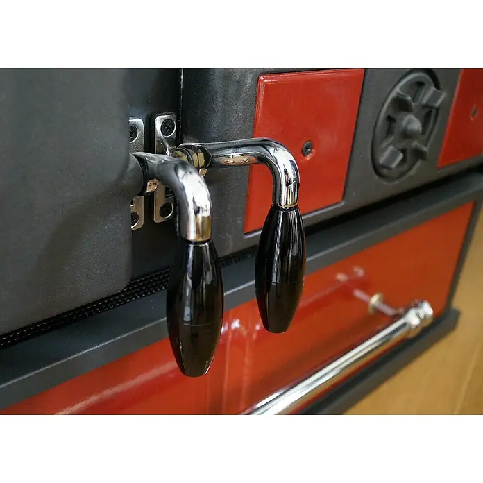 La Nordica Küchenherd Rosa - 6,5 kW, Raumheizvermögen: 185 m³, Mit Holzfach, Schwarz/Bordeaux - Nahaufnahme einer Espressomaschine mit zwei polierten Metallhebeln mit glänzenden schwarzen Griffen.